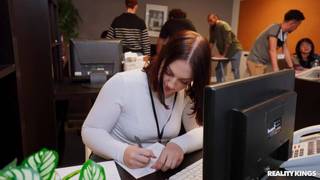Lucy Lotus taille une pipe baveuse à James dans la salle de pause