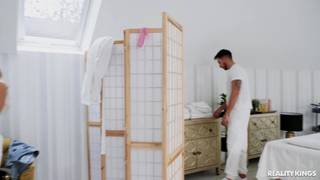 La blonde Maya Rose se fait masser les seins et doigter la chatte