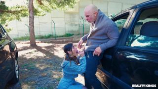 Agatha Shay baise sur le bord de la route avec Christian Clay