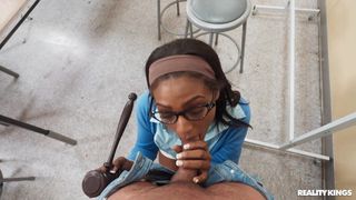 La jeune noire Rhae Woods et l'étudiant Mike Ox's en salle de classe