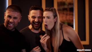 La serveuse Lia Lin baise en cachette dans un bar avec Jimmy Bud