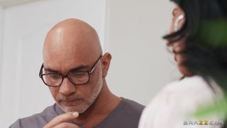 Christian reçoit une baise de seins d'Anissa Kate et Skylar Snow