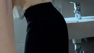 Tiffany Leiddi n'est intéressée que par la succion de sa bite