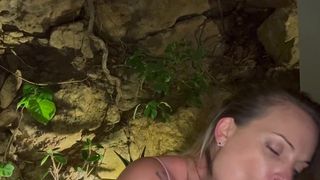 Tiffany arrive avec une bouche sèche et veut la mouiller avec une bite