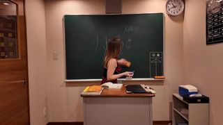 Cette jolie femme veut nous donner une leçon de porno avec son jouet