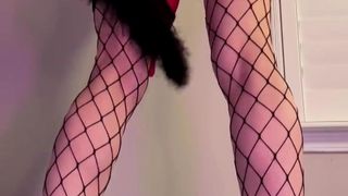 Un jouet enfoncé dans la chatte et quelques fessées pour s’exciter