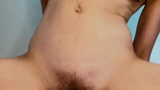 La brune à chatte poilue s'amuse seule sur sa chaise en se touchant