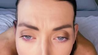 La maigre se déshabille pour se mettre le jouet dans la chatte poilue