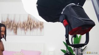 Ava Amira sauve la situation en baisant et en suçant un BBC