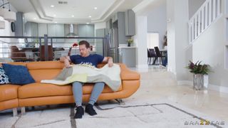 Kay Kay en chaleur monte la bite de Kyle à côté de leur colocataire