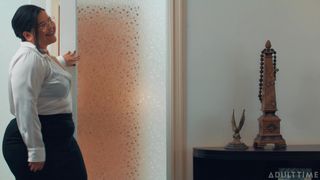 Michael déchire ses bas et baise sa secrétaire Karla Lane