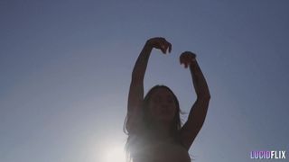 Honey Gold se fait baiser par Seth Gamble dehors dans le désert !