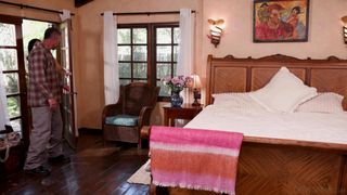 Charles Dera ne peut s'empêcher de fixer la chatte de Scarlett Alexis