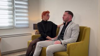 Foxy rousse thérapeute baise son client dans son bureau