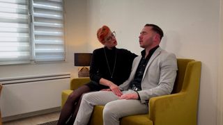 Foxy rousse thérapeute baise son client dans son bureau