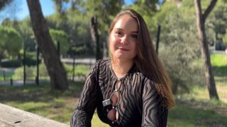 Lily brune pulpeuse lâche tout dans un trio chaud!