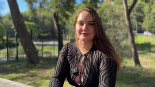 Lily brune pulpeuse lâche tout dans un trio chaud!