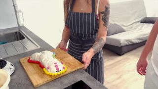 Emma cuisine un petit gâteau pour se faire baiser par son mec