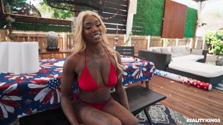 Stephanie Raee est prête à commencer à sucer la grosse queue de J Mac