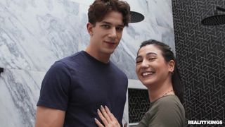 Megan Mistakes se met à genoux pour sucer la bite de l'entrepreneur