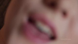 Alecia Fox exhibe son corps parfait et se masturbe sur Xhamster !