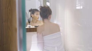 Le moment le plus érotique seul d'une brunette très salope