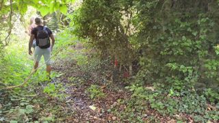 Polly et Hiro explorent la forêt et le sexe sauvage