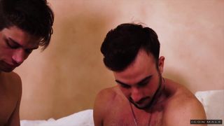 Michael Del Ray avoue son ancien béguin à Mason Lear puis le baise