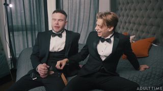 Le témoin de Leo Louis aide Marcus en le branlant avant le mariage