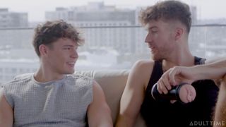 Carter Collins et Oliver Marks enfoncent la bite dans une Fleshlight