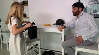 Jade débarque chez Emmanuel pour finir ses soins infirmiers