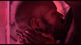 La black s'excite en pensant que son homme est sur le point d'arriver