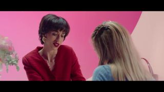 Lesbiennes Gia Green et Jane Jones au salon de manucure