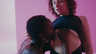 Nina Exotika danse dans une lap privée payée par Zaawaadi