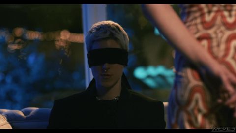 La blonde angélique se fait une double pénétration avec ses godes !