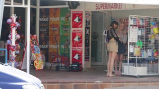 Deux amies exhibitionnistes se promènent nues à la rue et à la plage