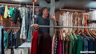 Cecesswetdreams se penche pour que Scott Nails puisse la baiser !