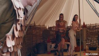 Amirah et Catherine partagent la bite de Xander pour unir les clans vikings
