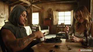 Chantal Danielle baisée par Seth Gamble dans le compound du désert