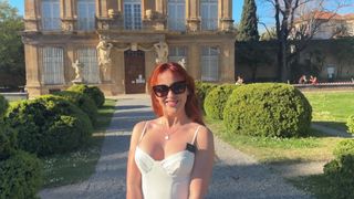 Emmanuel et Adam offrent à la jeune Norah un massage en trio !