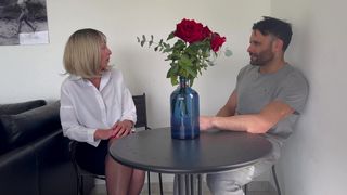 Une milf qui sort l'artillerie lourde pour convaincre un mec têtu !