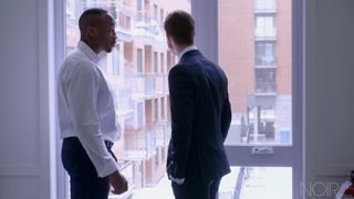 Benjamin conclut l'affaire avec sa bouche sur la queue de Trent !