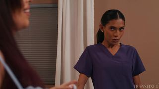 Avery Lust veut que la masseuse l'huille et lui fasse une branlette