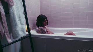 Femboy Dante prend un bain moussant et prend une bite dans sa bouche