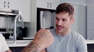 Ryan Bones apprend à Arno Antino à parler anglais en suçant la bite