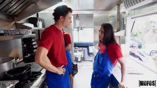 La fille du Food truck va commencer à sucer la bite de son ami