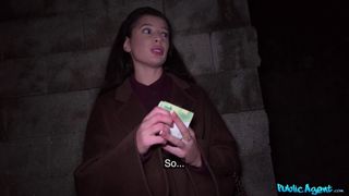 L'Ukrainienne Asandra Dewy se fait payer pour baiser en levrette